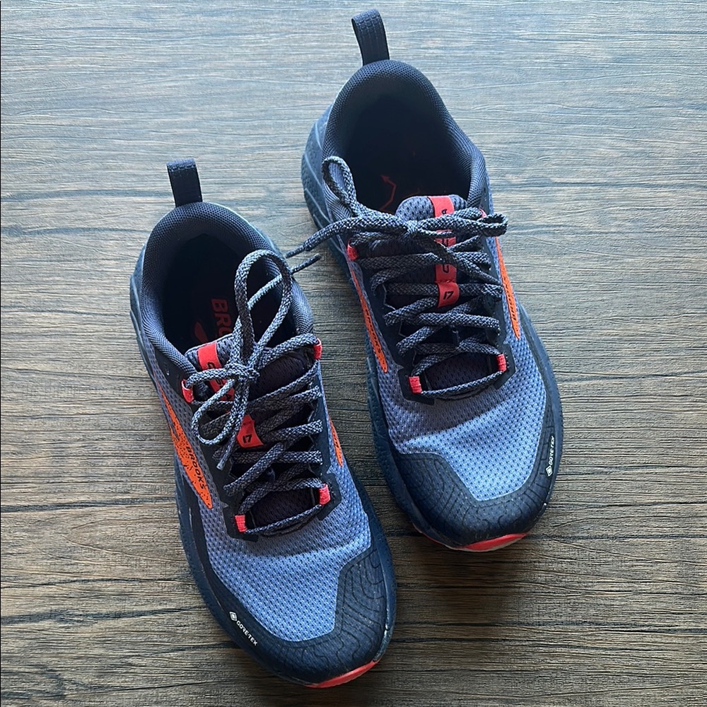 BROOKS WOMEN’S WATERPROOF SNEAKERS